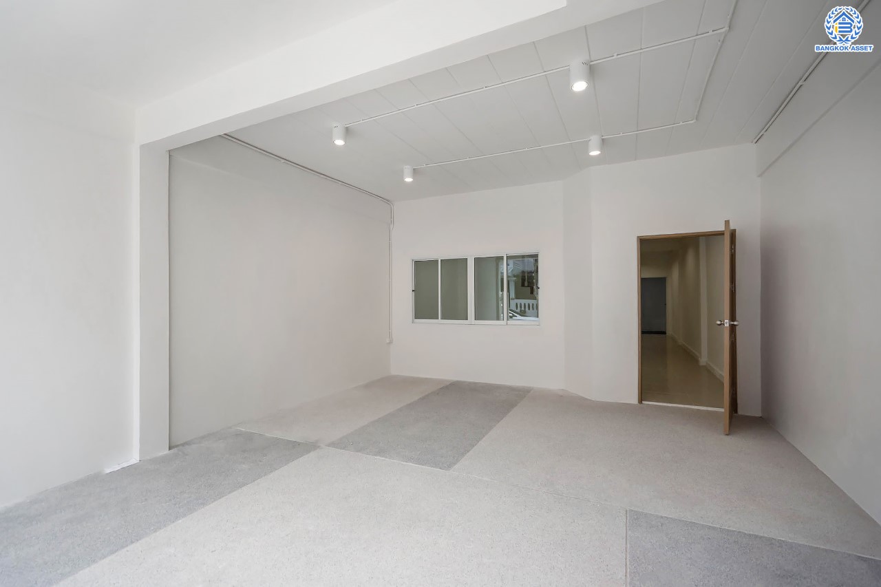 บ้านมือสองตกแต่งใหม่ ม.บัณฑิตโฮม ดอนเมือง เนื้อที่ 22.5 ตร.ว. ฟังก์ชัน 3 ห้องนอน 2 ห้องน้ำ จอดรถได้ 1 คัน บนทำเลศักยภาพ หน้าโครงการติดถนนวิภาวดี ใกล้สนามบินดอนเมือง ฟิวเจอร์พาร์ครังสิต, ม.รังสิต จุดขึ้นทางด่วน "โทลเวย์" และรถไฟฟ้าสายสีแดง "สถานีหลักหก"